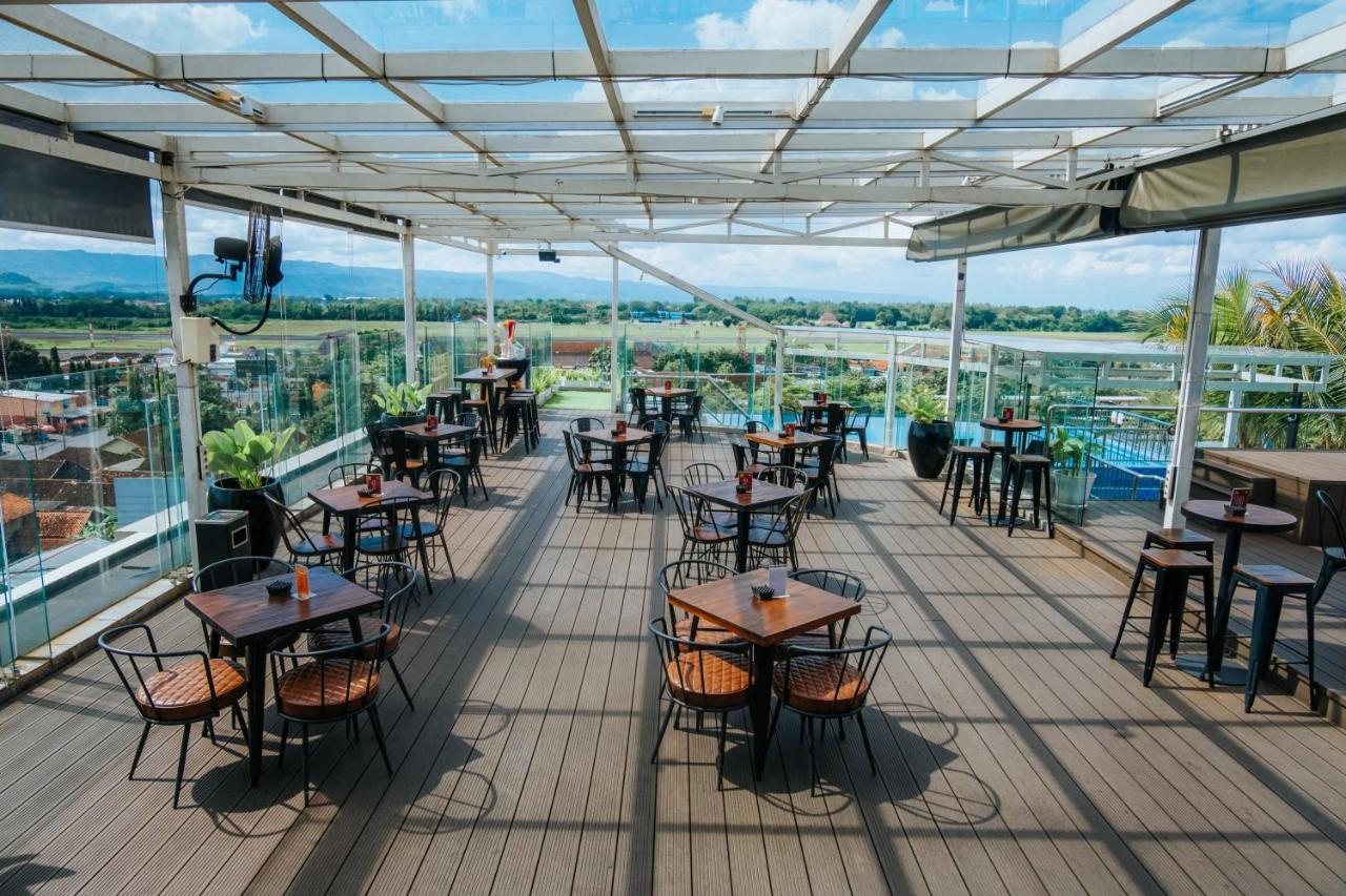 Platinum Adisucipto Hotel & Conference Center Kalasan Extérieur photo