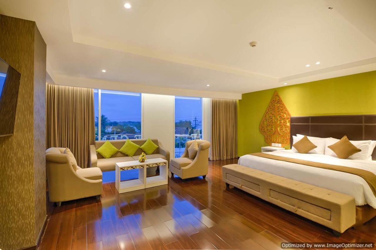 Platinum Adisucipto Hotel & Conference Center Kalasan Extérieur photo